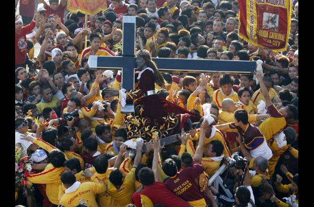 AP - Tras su accidentado arranque, la procesi&#243;n se detuvo varias veces por problemas en las ruedas de la carroza, un contratiempo que har&#237;a que para hacer el recorrido de apenas seis kil&#243;metros se tuvieran que emplear m&#225;s de 16 horas.