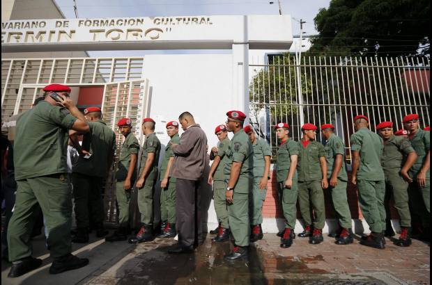 Reuters - Alrededor de 139.000 efectivos militares están encargados de los centros de votación como parte del denominado Plan República.