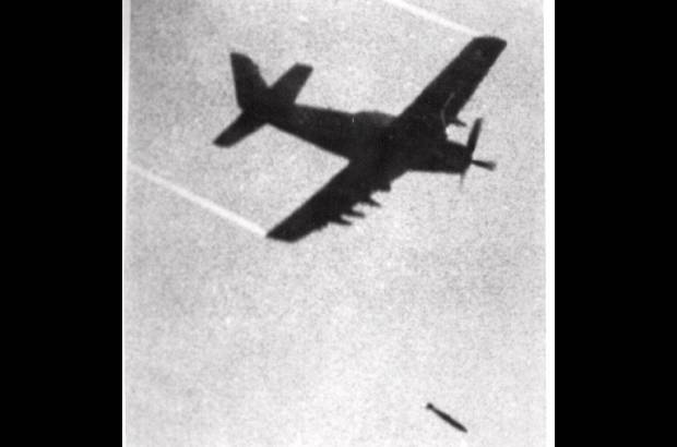 AP - Un avi&#243;n Skyraider de la Fuerza A&#233;rea de Vietnam dej&#243; caer una bomba incendiaria con napalm y f&#243;sforo blanco sobre el pueblo Trang Bang.
