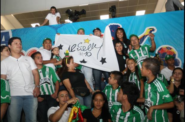 Hern&#225;n Vanegas - Las familias Duque, Barrientos y Armani se reunieron ayer para irradiar energ&#237;a positiva desde la tribuna occidental alta del estadio Atanasio Girardot.