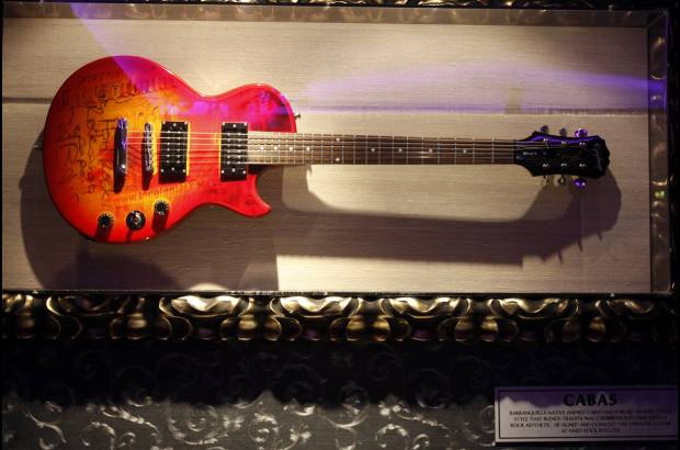Edwin Bustamante Restrepo - Guitarras firmadas por famosos se exponen en Hard Rock Caf&#233;.