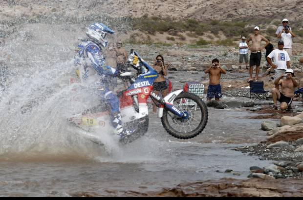 Reuters - Cientos de turistas, a lo largo de los recorridos, se acomodan para ver el paso de los automotores.