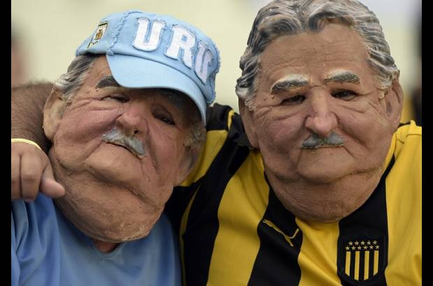 AFP - El presidente uruguayo José Mujica es muy popular en su país y hasta Brasil llegó en forma de máscara.