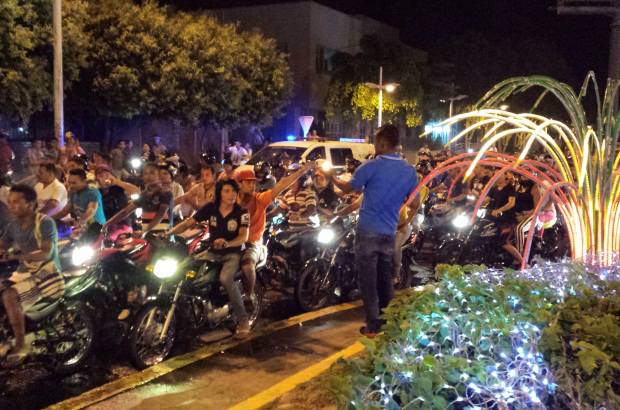 Alex Hereira - Tras conocer la muerte de Diomedes D&#237;az, miles de personas en Valledupar salieron a la calle e hicieron una caravana por las principales calles de la ciudad.