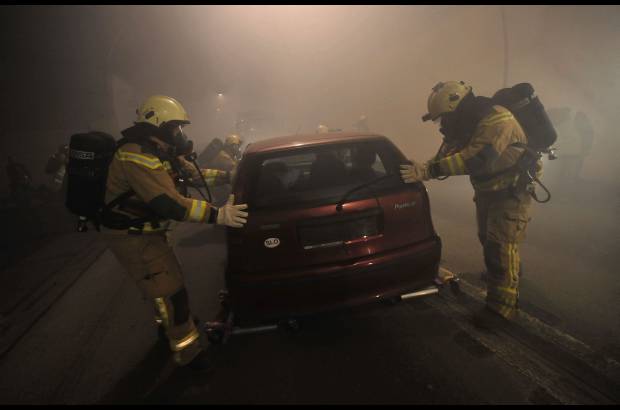 RE - Los bomberos quitan un coche destrozado en un ejercicio en el t&#250;nel Karavanken cerca Jesenice, Eslovenia. Durante el ejercicio, los bomberos, la polic&#237;a y el personal m&#233;dico resuelven un simulacro de accidente en el importante t&#250;nel.