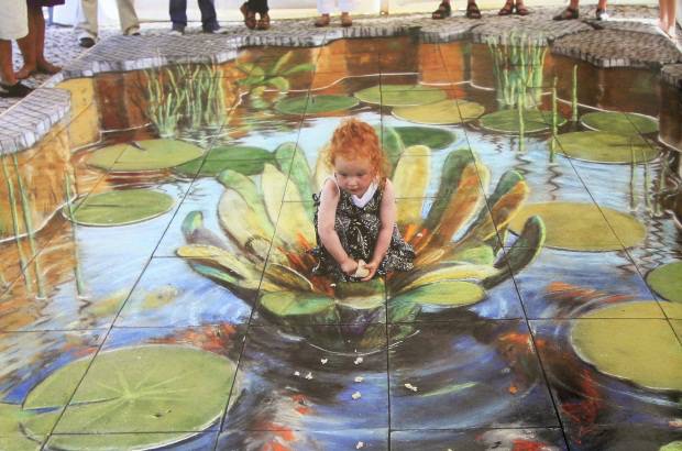Foto: Cortes&#237;a - El artista brit&#225;nico Julian Beever se especializ&#243; en el manejo de la &#243;ptica para crear efectos tridimensionales con sus pinturas hechas con tiza. Un trabajo que va de la calle a un centro comercial de Medell&#237;n.