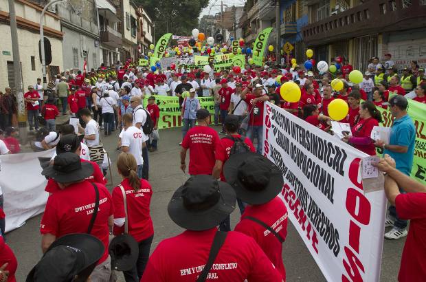 ESTEBAN VANEGAS - Las centrales obreras y grupos estudiantiles de las universidades Nacional y de Antioquia marcharon este 1 de mayo por las calles de Medell&#237;n, exigiendo garant&#237;as laborales al Gobierno Nacional. Al final de la movilizaci&#243;n se presentaron algunos enfrentamientos entre varios manifestantes y agentes de la Polic&#237;a.