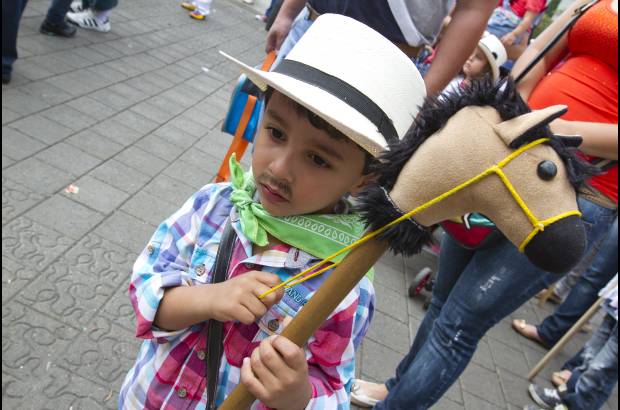 Esteban Vanegas - La banda de m&#250;sica infantil de la Plic&#237;a acompa&#241;&#243; el recorrido con los ni&#241;os y sus caballitos de palo.