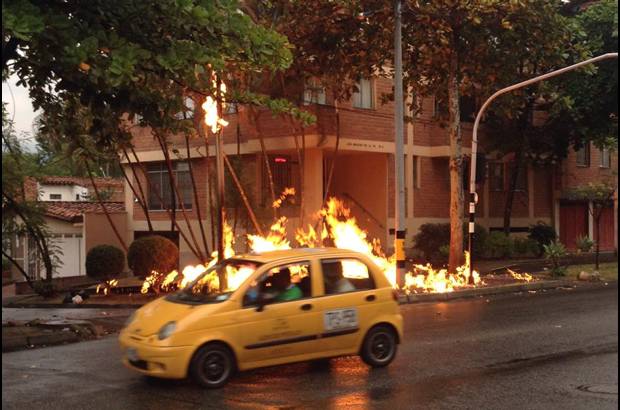 FOTO CORTES&#205;A CARLOS A. CORREDOR L. - Seg&#250;n residentes, la emergencia empez&#243; aproximadamente a las 5:00 de la ma&#241;ana de este lunes.