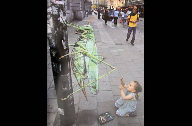 Foto: Cortes&#237;a - El artista brit&#225;nico Julian Beever se especializ&#243; en el manejo de la &#243;ptica para crear efectos tridimensionales con sus pinturas hechas con tiza. Un trabajo que va de la calle a un centro comercial de Medell&#237;n.