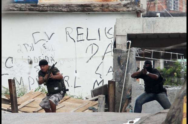 Reuters - Algunos supuestos narcotraficantes recibieron a la polic&#237;a con disparos, pero despu&#233;s les toc&#243; huir.
