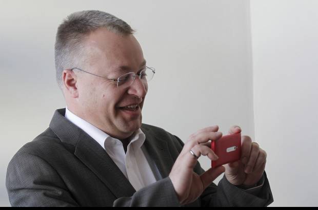 Reuters - Nokia presentó un nuevo teléfono avanzado más barato que usa el software Windows Phone de Microsoft, poniéndose como objetivo un nuevo rango en la categoría.