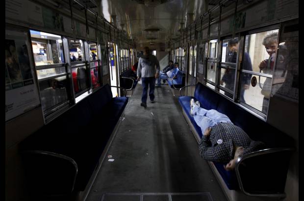 Reuters - Radios y canales de televisión recibieron múltiples mensajes de protesta por esta huelga, encuadrada en un duro enfrentamiento entre el alcalde de Buenos Aires, el conservador Mauricio Macri, y el Gobierno peronista de Cristina Fernández.
