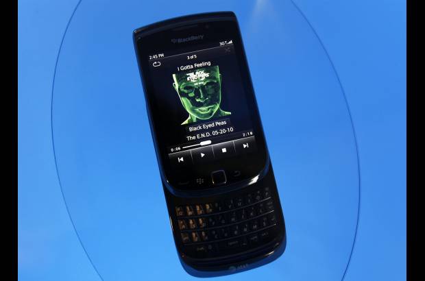 Reuters - El nuevo sistema operativo BlackBerry 6 ofrece un buz&#243;n de correo desde el que los usuarios tambi&#233;n pueden acceder a sitios de redes sociales en internet como Facebook y Twitter.