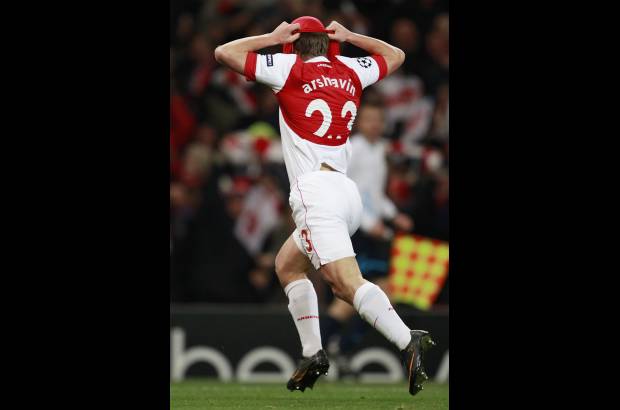 Reuters - Espoleado a buscar la victoria, Arsenal concret&#243; la victoria en un contragolpe, en el que Samir Nasri esper&#243; ante tres defensores y cedi&#243; atr&#225;s para la llegada Arshavin, quien defini&#243; impecable de derecha.