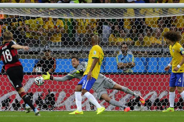 FOTO AP - Kroos anot&#243; el primer doblete de la noche al minuto 26.
