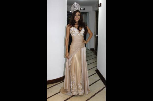 Edwin Bustamante - El traje de gala está confeccionado en chifón de seda con base en satín licrado.