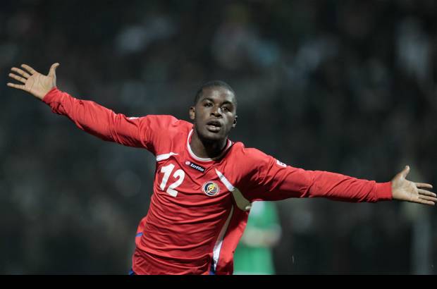 Reuters - La selecci&#243;n de Costa Rica venci&#243; este jueves 2-0 a Bolivia con una gran actuaci&#243;n del delantero Joel Campbell en un emotivo partido por el Grupo A.
