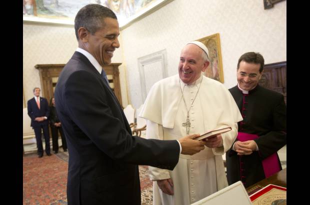 AP - Luego el Papa y Obama intercambiaron regalos. El pontífice le entregó su primera exhortación apostólica, "Evangelii Gaudium" (La alegría del Evangelio). "Seguro que la voy a leer en el Despacho Oval cuando esté frustrado y espero que me tranquilice", afirmó Obama mientras ojeaba el documento ante la mirada divertida del papa. El papa contestó: "Eso espero".