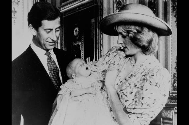 Efe - El principe Guillermo contemplado por sus felices padres despues de la ceremonia del bautizo en el palacio de Buckingham
