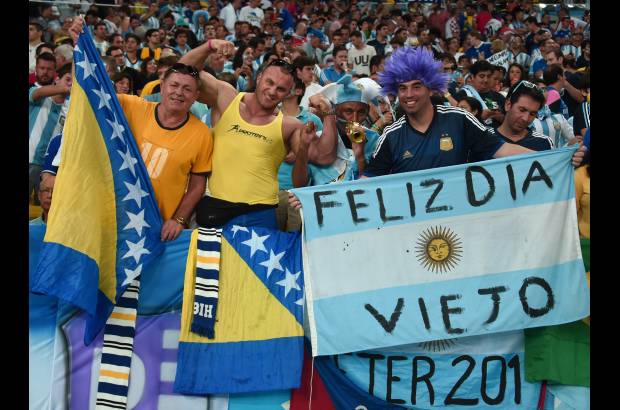 AFP - También se ven banderas y mensajes como este, que celebra el día del padre.