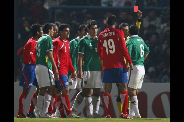 Reuters - Bolivia termin&#243; con nueve hombres. Ronald Rivero fue expulsado por una mano dentro del &#225;rea a los 70 minutos y Walter Flores vio la tarjeta roja a los 75 por una agresi&#243;n a Campbell, el mejor jugador de la cancha.