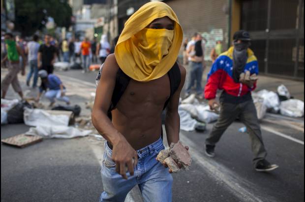 Federico Ríos Escobar - "Que algunos venezolanos salgan y se planten frente al Consejo Nacional Electoral y hagan su protesta o su reclamo pacifico, bienvenido porque estamos en democracia" dijo Barrientos.