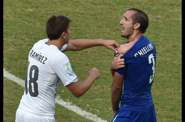 AFP - Mientras Chiellini mostraba su mordida, Ram&#237;rez intentaba taparsela.