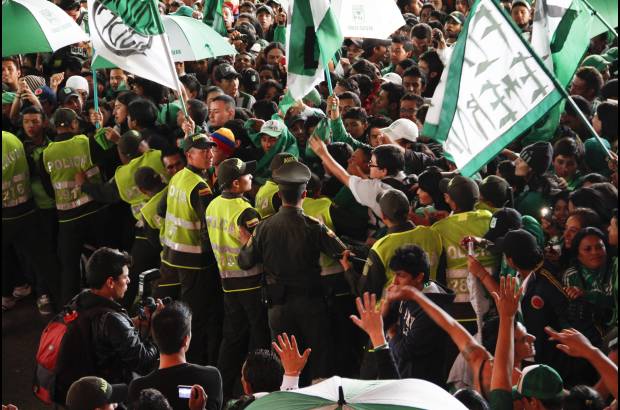 Colprensa - Con banderas, sombrillas, gritos, aplausos y cantos que brindaron cientos de hinchas vestidos de verde, fue recibido el cuadro Atl&#233;tico Nacional en el Puente A&#233;reo de Bogot&#225;.