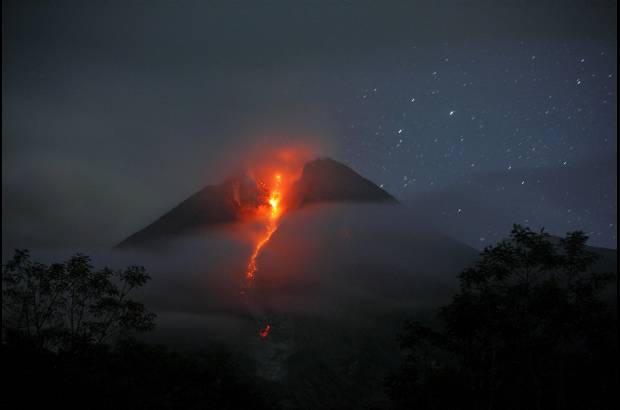 Reuters - Merapi lanz&#243; nubes de ceniza hirviente varios kil&#243;metros al aire.