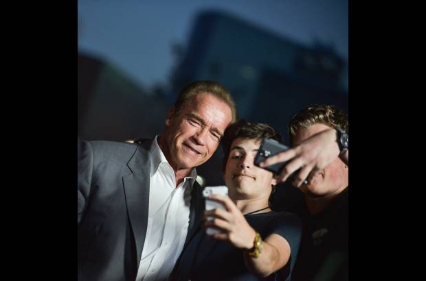 AP - Un joven se toma una selfie con Arnold Schwarzenegger en la premier de la cinta &quot;Sabotage&quot; en Los &#193;ngeles, Estados Unidos.