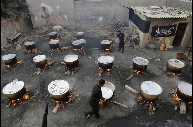 AP - Cocinando arroz, carne y verduras para alimentar al pueblo. Esto forma parte de las tradiciones chi&#237;tas durante el mes isl&#225;mico de Muharram y se realiza en la aldea occidental de Malkiya, Bahrein.
