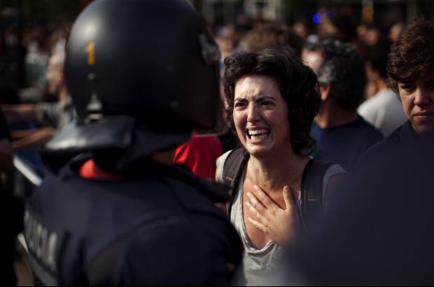 AP - Más de un centenar de personas resultaron este viernes heridas, en su mayoría leves, durante el desalojo policial, por motivos de higiene, de los jóvenes indignados.