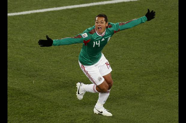 AP - Hernández entró en el segundo tiempo para darle a México un gol (m.64) también histórico porque su abuelo materno, Tomás Balcazar le anotó a Francia en el Mundial de 1954.
