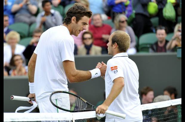 Reuters - El argentino Juan Mart&#237;n Del Potro, cabeza de serie n&#250;mero 24 en Wimbledon, super&#243; la segunda ronda del torneo al imponerse con contundencia al belga Olivier Rochus por 6-7 (7), 6-1, 6-0 y 6-4 en dos horas y 39 minutos.