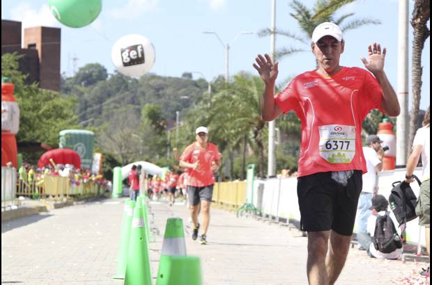 Esteban Jaramillo y Sebasti&#225;n Salazar - M&#225;s de 10 mil competidores se dieron cita en esta hist&#243;rica cita deportiva que se corr&#237;a en las modalidades de 5, 10, 21 y 42 kil&#243;metros.
