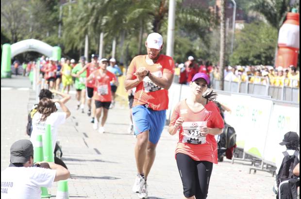 Esteban Jaramillo y Sebasti&#225;n Salazar - M&#225;s de 10 mil competidores se dieron cita en esta hist&#243;rica cita deportiva que se corr&#237;a en las modalidades de 5, 10, 21 y 42 kil&#243;metros.