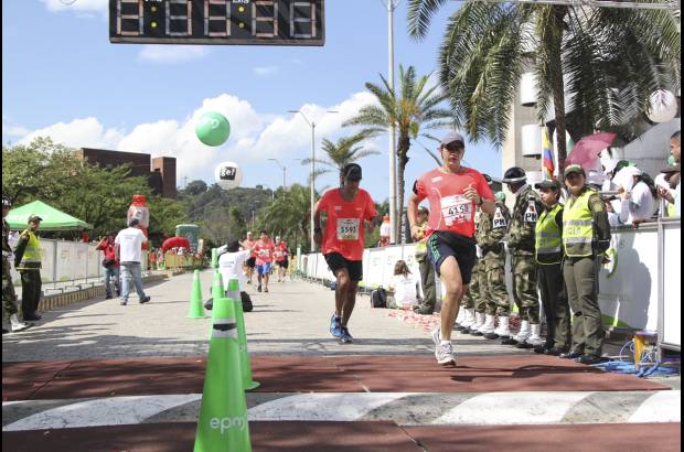 Esteban Jaramillo y Sebasti&#225;n Salazar - M&#225;s de 10 mil competidores se dieron cita en esta hist&#243;rica cita deportiva que se corr&#237;a en las modalidades de 5, 10, 21 y 42 kil&#243;metros.
