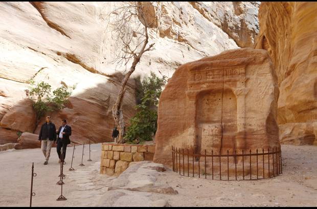 Reuters - El presidente Barack Obama camina con Suleiman al-Farajat, profesor de turismo en la Universidad de Jordania, pasando por un antiguo santuario en Petra.