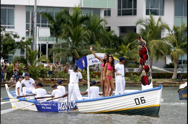 Colprensa - En este tradicional evento, las candidatas recorrieron la bahía de Cartagena, acompañadas de los cadetes de la Escuela Naval. La cita final fue en el Club Naval, donde las candidatas desfilaron en un acto de carácter benéfico para la Acción Social Naval.