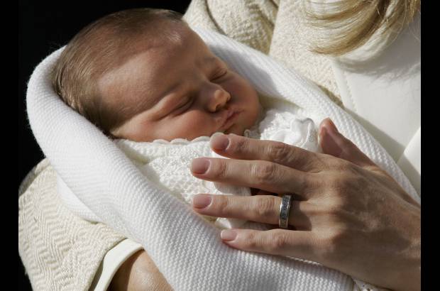 AP - La princesa Letizia Ortiz, esposa del pr&#237;ncipe heredero espa&#241;ol Felipe, sostiene a su hija, la princesa Leonor. 2005.