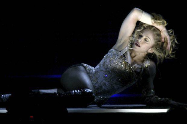 Cortes&#237;a - Ahora, tras casarse en dos ocasiones, primero con Sean Penn y despu&#233;s con Guy Ritchie, Madonna disfruta de una dulce solter&#237;a junto a su novio, el jovenc&#237;simo bailar&#237;n franc&#233;s Brahim Zaibat, de 24 a&#241;os.