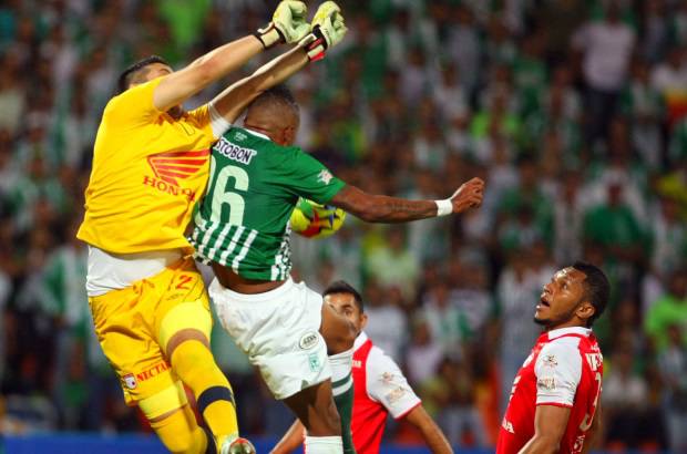 JUAN ANTONIO SÁNCHEZ - El portero Camilo Vargas se encargó de despejar los balones de costado a los que apostaba Nacional.