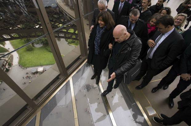 AFP - Acompañada por los responsables de la remodelación y parte de los descendientes de Gustave Eiffel, el arquitecto original del emblemático monumento, la alcaldesa de París, Anne Hidalgo, inauguró unas instalaciones cuyo resultado final, destacó, "supera incluso al proyecto inicial".