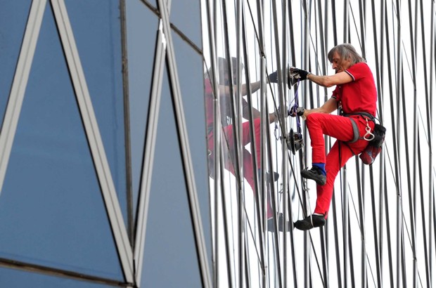 - El famoso escalador de edificios, el franc&#233;s Alain Robert, cumpli&#243; un nuevo reto.
