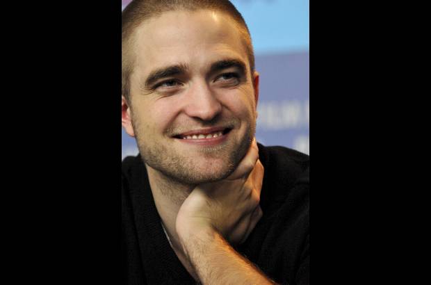 Reuters - Pattinson, quien pone a suspirar a miles de j&#243;venes en el mundo, opt&#243; por un corte rapado, tipo militar.