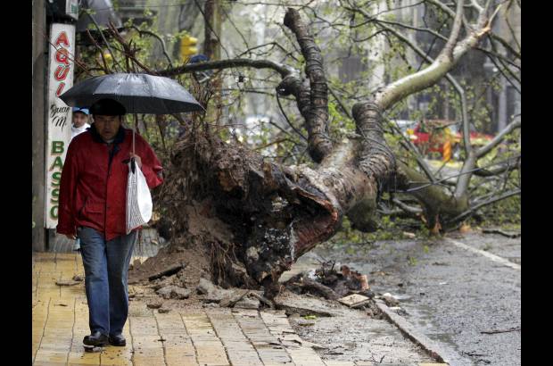 Reuters - La Direcci&#243;n Nacional de Meteorolog&#237;a de Uruguay emiti&#243; este mi&#233;rcoles una alerta roja de &quot;riesgo extremo&quot; y las autoridades del Gobierno recomendaron a la poblaci&#243;n no salir de sus casas en medio de un temporal de lluvia y fuertes vientos que pueden llegar a los 150 kil&#243;metros por hora.