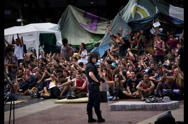 AP - Los iniciales momentos de tensión entre las fuerzas de seguridad y los indignados, que se negaron en todo momento a abandonar la plaza y que estuvieron apoyados por un millar de personas, derivaron en cargas policiales y disparos de pelotas de goma.