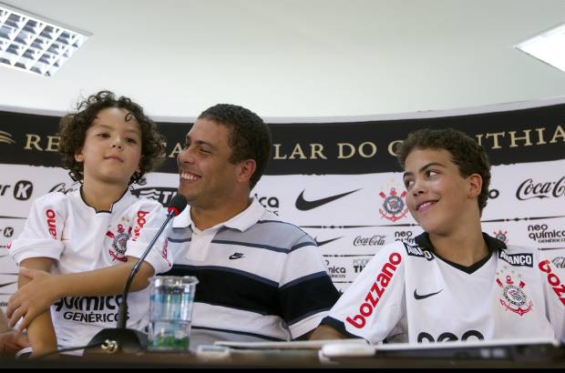 AP - "Vine aquí para decirles hoy que pongo fin a mi carrera como jugador profesional", dijo Ronaldo con sus dos hijos a su lado, en una repleta conferencia de prensa en el sitio de entrenamiento del Corinthians en Sao Paulo.