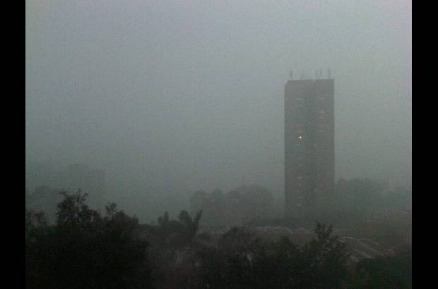 Cortesía David Botero G. - La intensa lluvia, acompañada de granizo y fuertes vientos, paralizó las principales vías de Medellín y parte del Área Metropolitana. Por fortuna, no hubo personas lesionadas.